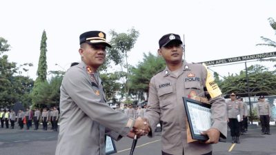 Kapolres Sampang Beri Penghargaan Anggota Berprestasi