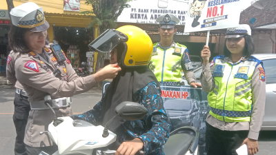 Polantas Polres Malang Turun ke Jalan Bagikan 100 Helm Ber-SNI