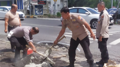 Polisi Kota Malang Tambal Jalan Berlubang, Tindak Lanjut Keluhan Warga