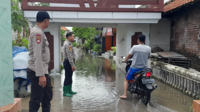 Pastikan Warga Aman dari Bencana Banjir, Polisi Lamongan Blusukan ke Rumah Warga