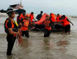 Polisi Satpolairud Bangkalan Berhasil Selamatkan 8 Awak Kapal Tug Boat Capricorn II