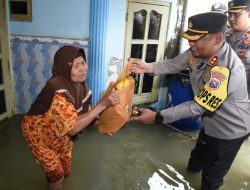 Kapolres Lamongan Turun ke Lokasi Banjir, Sambil Bagikan Paket Sembako