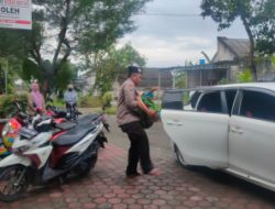 Polisi Lamongan Peduli Lansia, Sambangi Lansia Sambil Membawanya ke Rumah Sakit
