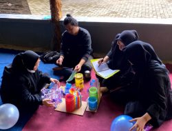 Mahasiswa UMM Bekali Anak-anak Panti Asuhan Ulul Albab Pelatihan Daur Ulang Sampah Anorganik
