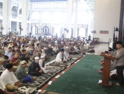 Kapolda Jatim Ceramah Kamtibmas Dihadapan Ribuan Jamaah Solat Jum’at