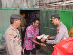 Kapolres Pasuruan Sambangi Warga Sambil Bagikan Beras 5 Kg