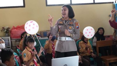 AKP Agnis Sambangi Anak Anak Berkebutuhan khusus Sambil Kenalkan Rambu-rambu Lalu lintas