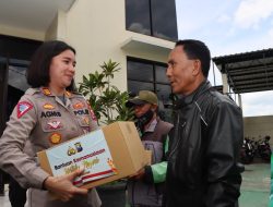 Dampingi Kapolres Malang, AKP Agnis Ikut Bagikan Paket Sembako ke Ojol