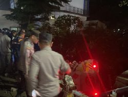 Akibat Jalan Licin Truk Tangki BBM Pertamina Oleng Masuk Sungai