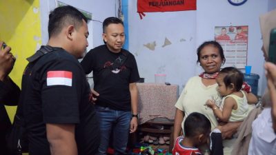 Satreskrim Polres Jembar Datangi Keluarga Tahanan Sambil Bagikan Paket Sembako