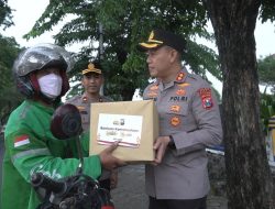 Berkah Ramadan, Sambil Sapa Warga Kapolres Gresik Berbagi Paket Sembako