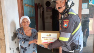 AKP Agnis Terjunkan Brigade Motor Polantas, Bantu Salurkan Sembako ke Masyarakat Kurang Mampu