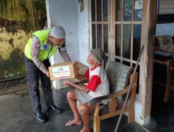 Ramadan Berbagi, Satlantas Polres Malang Blusukan ke Warga Bagi Paket Sembako