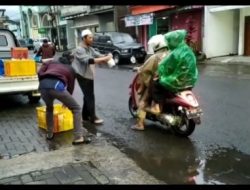 ASPEK Kota Batu Bagikan Ribuan Takjil Olahan Daging Kelinci ke Pengguna Jalan