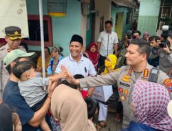 Ramadham Penuh Berkah, Kombes Pol Buher Bantu Warga di Bantaran Rel Kereta Api