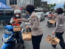 Polwan Polres Batu Bagi Takjil dan Brosur Penerimaan Polri TA 2023