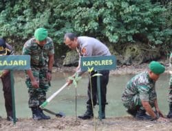 Kapolres Malang Ikut Tanam Ratusan Bibit Mangrove di Pantai Ngliyep