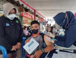 Tim Dokkes Polres Malang Blusukan ke Pasar Berikan Pengobatan Gratis