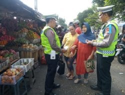 Satlantas Polresta Malang Kota Blusukan ke Pasar Sambil Bagikan Brosur Operasi Patuh Semeru 2023