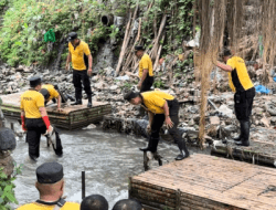 Gerakan Peduli Lingkungan, Polisi Malang Kota Nyemplung ke Kali