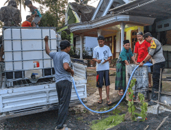 Polres Lumajang Distribusikan Air Bersih ke Warga Terdampak Banjir Lahar Dingin
