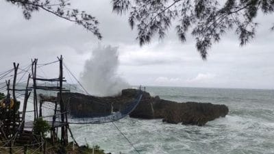 Pencarian 3 Orang Hilang Terseret Ombak di Malang, Tim Basarnas Perluas Penyisiran