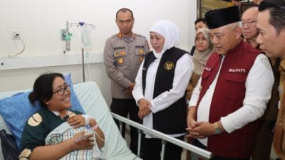 Gubernur Jatim Jenguk Korban Bencana Tanah Longsor di Malang