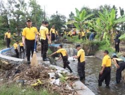 Ratusan Polisi Bersihkan Sampah Dialirkan Kali, Mendapat Apresiasi Warga Kab Malang