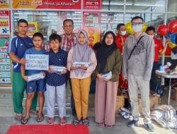 Alfamart Mojorejo Ngawi Bagikan Puluhan Pasang Sepatu Sekolah