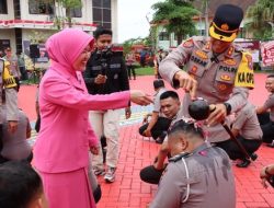 30 Anggota Polres Batu Mandi Air Kembang Wujud Syukur Naik Pangkat
