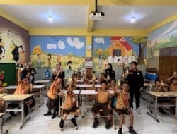 Pemanfaatan Hasil Pertanian Stroberi yang Melimpah Mahasiswa PMM UMM Kenalkan Minuman Sehat Infused Water di Lingkungan SDN Pandanrejo 02, Bumiaji, Kota Batu.