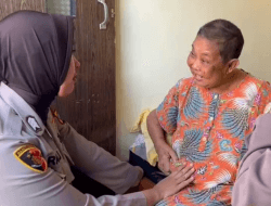 Senyum Bahagia Lansia Sambut Kedatangan Polwan Polres Malang