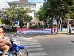 Spanduk Raksasa ‘Dua Tahun Bebas dari Sihir Ketakutan’ Terbentang di Depan Kantor Pemkab Probolinggo
