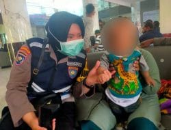Briptu Novi Dampingan Farihin Bayi yang akan Operasi Pembuatan Saluran Pencernaan