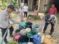 Dampak Kemarau, Polres Malang Salurkan Air Bersih di Lima Desa