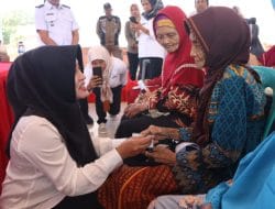 Bupati Mojokerto Serahkan Bantuan ATENSI Kepada Warga Lansia