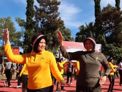 Pererat Sinergitas Polwan Polres Batu Gelar Olahraga Bersama Wanita TNI