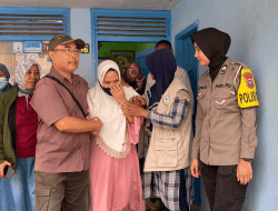 Polwan Polresta Malang yang Tergabung Polisi RW Evakuasi Pasien ODGJ ke RSJ