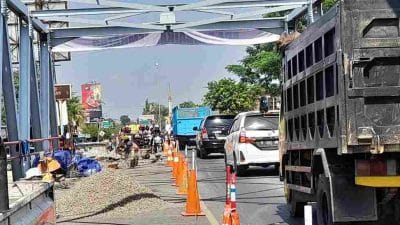 Antre dua Jam Untuk Bisa Lewati Jembatan