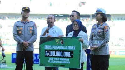 Keluarga Korban Kanjuruhan Terima Donasi dari Suporter Persebaya