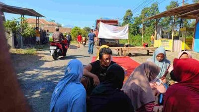 Emak Emak Desa Berani Hadang Tronton Pengangkut Material Jalan Tol