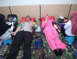 Kegiatan Sosial Jelang HKGB ke-71, Kapolres Situbondo Bersama Ketua Bhayangkari Donor Darah