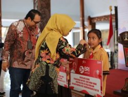 Bupati Blitar Serahkan Beasiswa Siswa-siswi SD Berprestasi