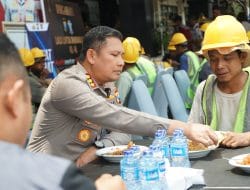 Satukan Rasa, Kombes Pol Buher Makan Bareng Bersama Pekerja Proyek