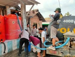 Ribuan Liter Air Bersih Disalurkan Polisi Polres Malang ke Warga Terdampak Kekeringan