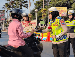Jelang Operasi Zebra 2023, Kasat Lantas Polres Batu Turun ke Jalan Sambil Bagikan Bunga