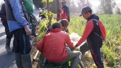 Warga Wonotoro Swadaya Perbaiki Pipa Leleh Akibat Kebakaran Savana Watangan