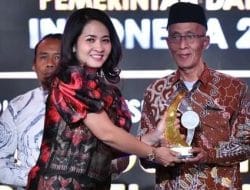 Jelang akhir Jabatan, Bupati Salwa Terima Penghargaan APDI B-Universe 2023