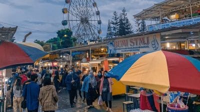 wisatawan yang memadati kawasan alun-alun Kota Batu