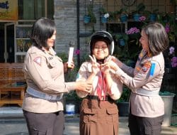 Sabtu Ceria Bersama AKP Agnis, Bagikan Helm Sambil Sosialisasi Operasi Zebra